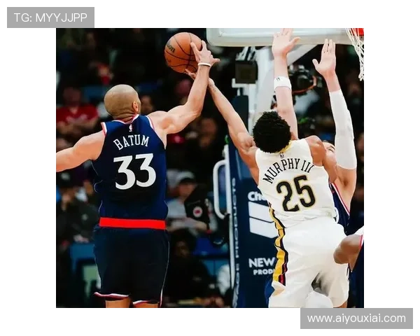 新奥尔良鹈鹕客场对阵密尔沃基雄鹿，锡安威廉森冲击内线